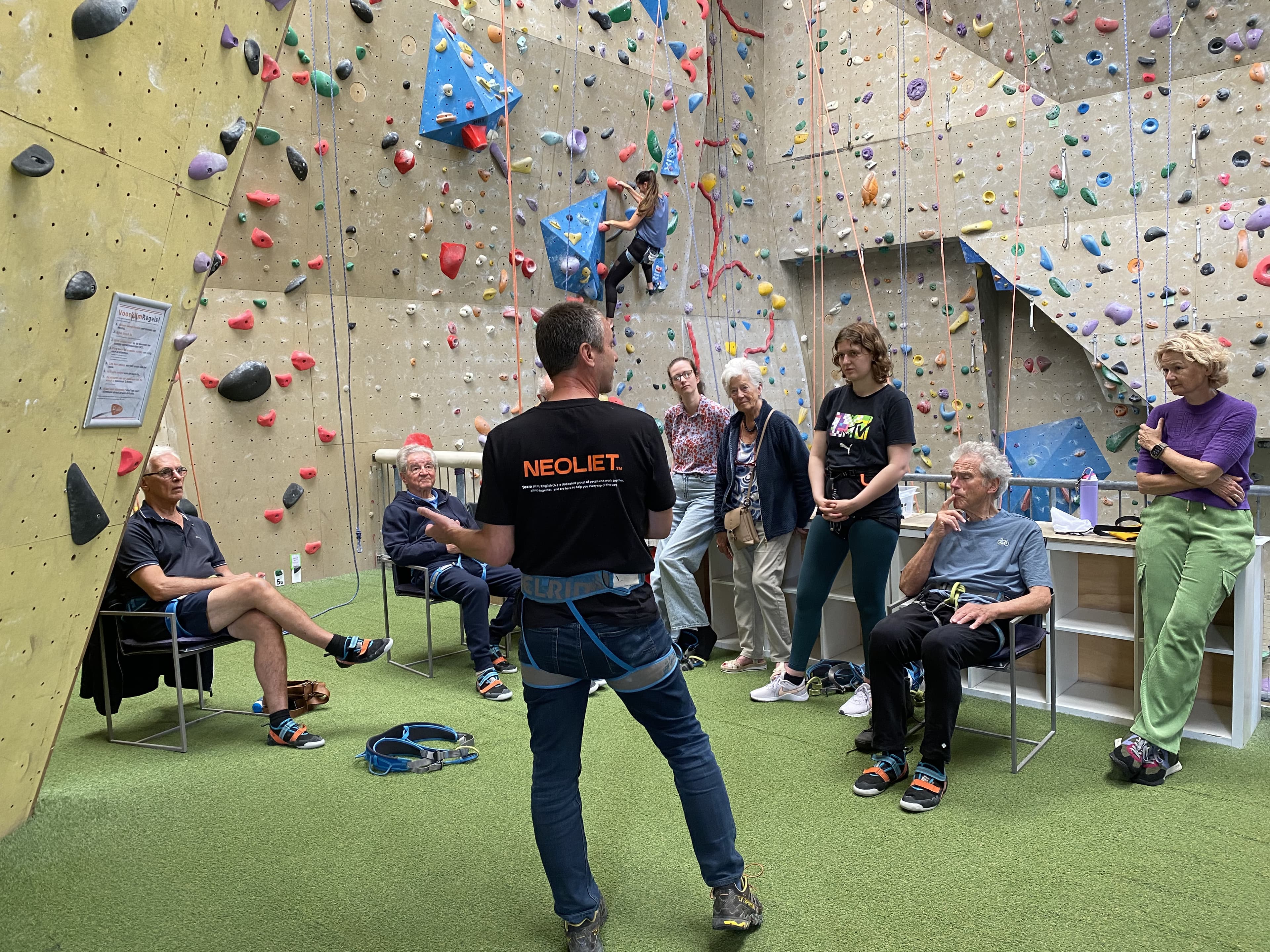 Begeleider zekert deelnemer